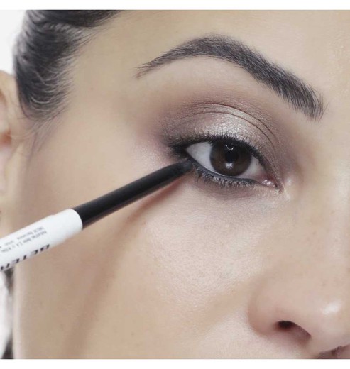 Eyeliner con difuminador. Efecto terciopelo 01 Intense Black