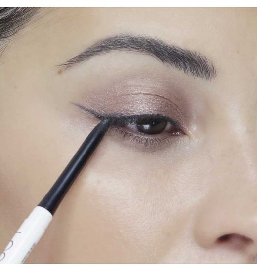 Eyeliner con difuminador. Efecto terciopelo 01 Intense Black
